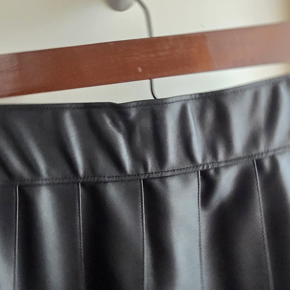 Abercrombie & Fitch Vegan Leather Pleated Skirt – Black – Size M - Picture 7 of 10